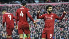 Penyerang Liverpool, Mohamed Salah, melakukan selebrasi usai membobol gawang AFC Bournemouth pada laga Premier League di Stadion Anfield, Sabtu (9/2). Liverpool menang 3-0 atas AFC Bournemouth. (AP/Rui Vieira)