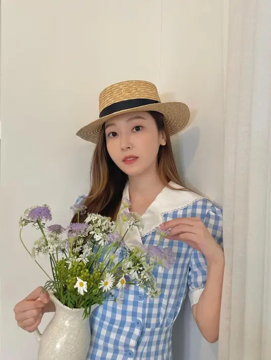 Preppy look memang tidak pernah salah, apalagi dengan nuansa musim semi atau musim panas seperti yang ditunjukkan oleh Jessica Jung ini. Mengenakan dress berkerah dengan motif kotak-kotak biru dan putih, ia membiarkan rambutnya tergerai dan menambahkan topi boater. Foto: Instagram @jessica.syj.