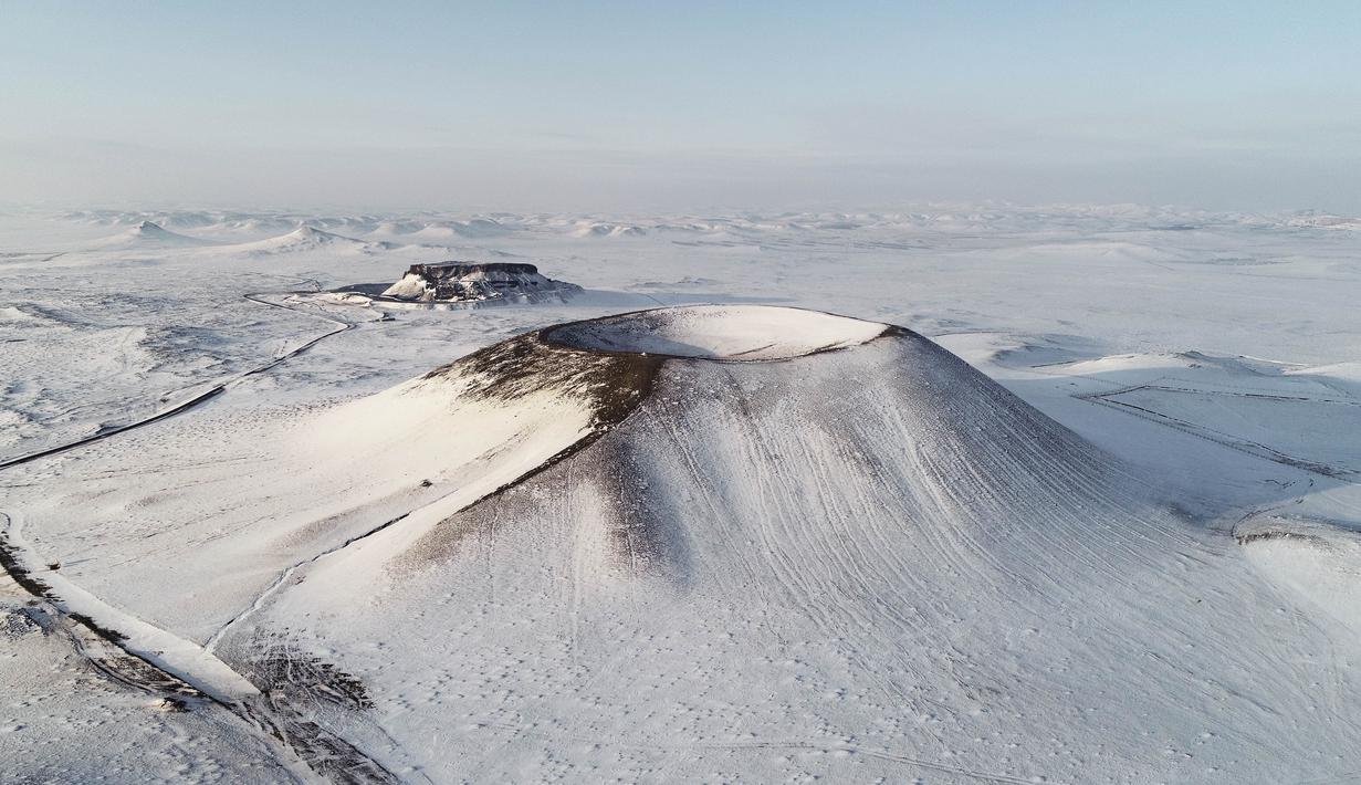 FOTO Pemandangan Indah Gunung Berapi Berselimut Salju di 