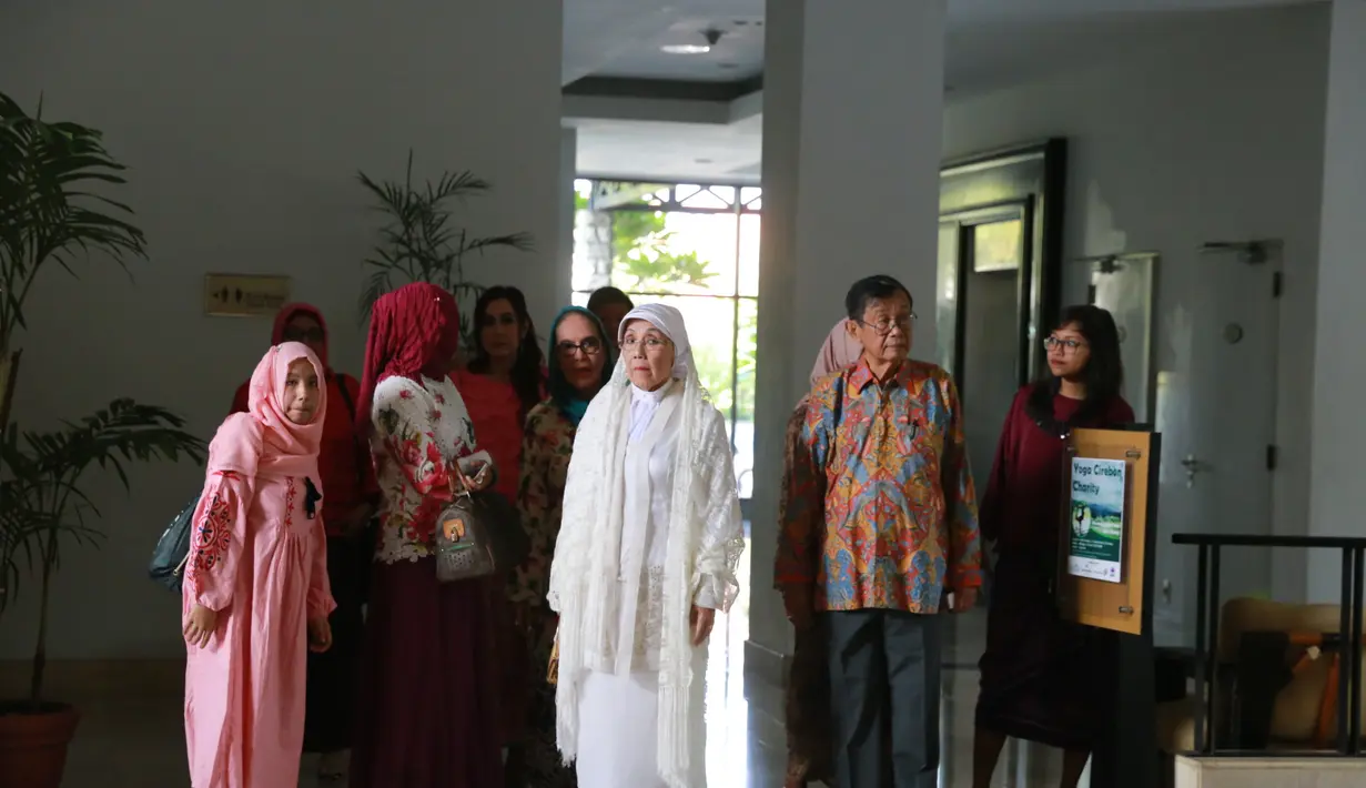 Pernikahan Nani Wijaya dan Ajip Rosidi yang dibilang cukup fenomenal ini akan segera berlangsung. Kedua calon mempelai terlihat begitu siap melewati hari bahagia mereka. (Adrian Putra/Bintang.com)