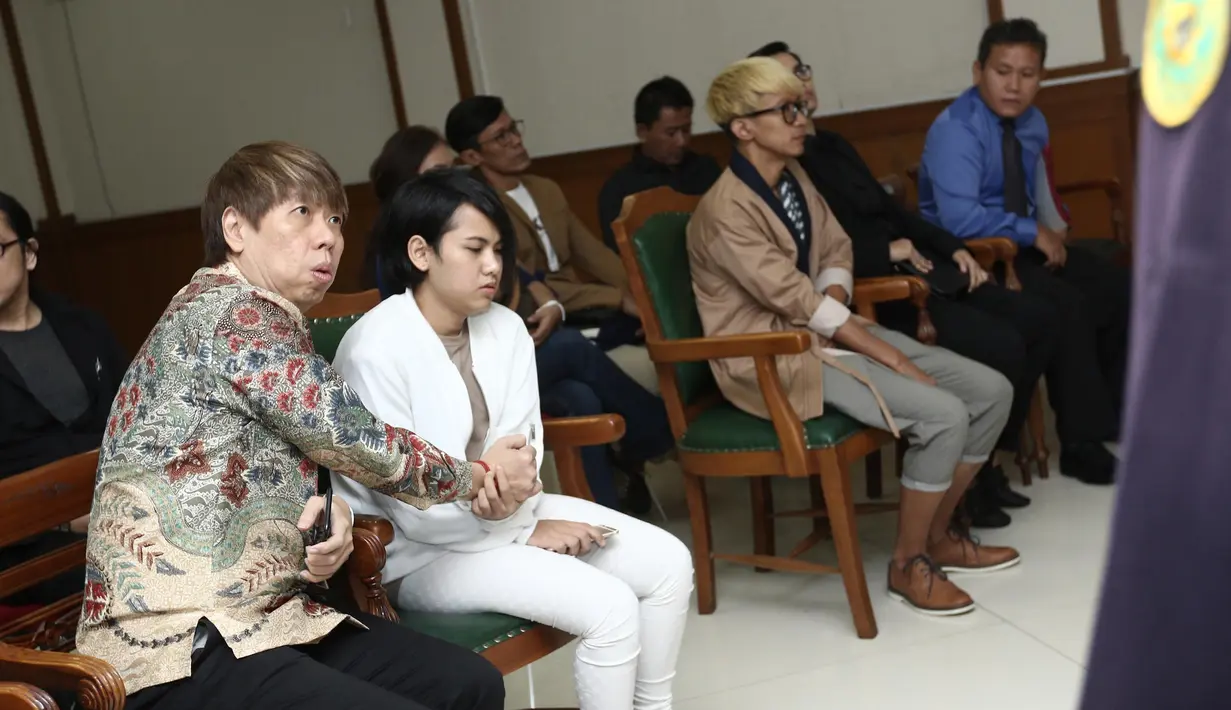 "Jadi kayak gue mau kabur mau liburan aja susah, karena banyak tagihan yang harus di selesaikan. Padahal ini masalah kita berdua lho," lanjut  Aming Sugandhi. (Nurwahyunan/Bintang.com)