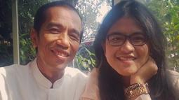 Sebelum menikah dengan Bobby Nasution, Kahiyang Ayu sering unggah foto bareng ayah tercintanya di Instagram. Melihat foto Jokowi bareng anak perempuannya ini, memperlihatkan sisi lain Presiden ke-7 Indonesia ini yang penuh kasih sayang kepada anak dan keluarganya. Meski sibuk dengan tugasnya, Jokowi tentunya akan meluangkan waktu untuk keluarga. (Liputan6.com/IG/@ayanggkahiyang)