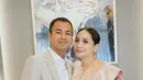 Ia nampak kenakan kebaya brukat modern dengan kain tenun sebagai selendang bahu dan bawahan [@raffinagita1717]