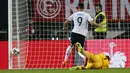 Tendangan striker Jerman, Sandro Wagner, membentur tiang gawang Azerbaijan pada laga kualifikasi Piala Dunia di Stadion Fritz Walter, Minggu (8/10/2017). Jerman menang 5-1 atas Azerbaijan. (AP/Michael Probst)
