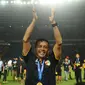 Pelatih Mitra Kukar, Jafri Sastra mengangkat tangan usai memastikan kemenangan atas Semen Padang pada final turnamen Piala Jenderal Sudirman, Minggu (24/1/2016). Mitra Kukar unggul 2-1 atas Semen Padang. (Liputan6.com/Helmi Fithriansyah)