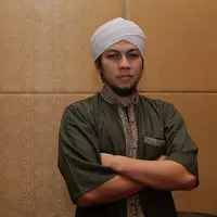 Sunu eks Matta Band mengaku rela kehilangan popularitas  demi keputusannya memutuskan hijrah. Meski telah berhijrah, ia tidak lantas menutup diri dari teman-temannya. Ia masih bersosialisasi bersama dengan temannya. (Andy Masela/Bintang.com)