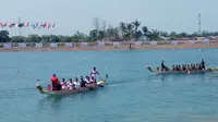 Presiden Joko Widodo saat mencoba canoe dayung saat memantau venue Asian Games di JSC Palembang. (Liputan6.com/Nefri Inge)