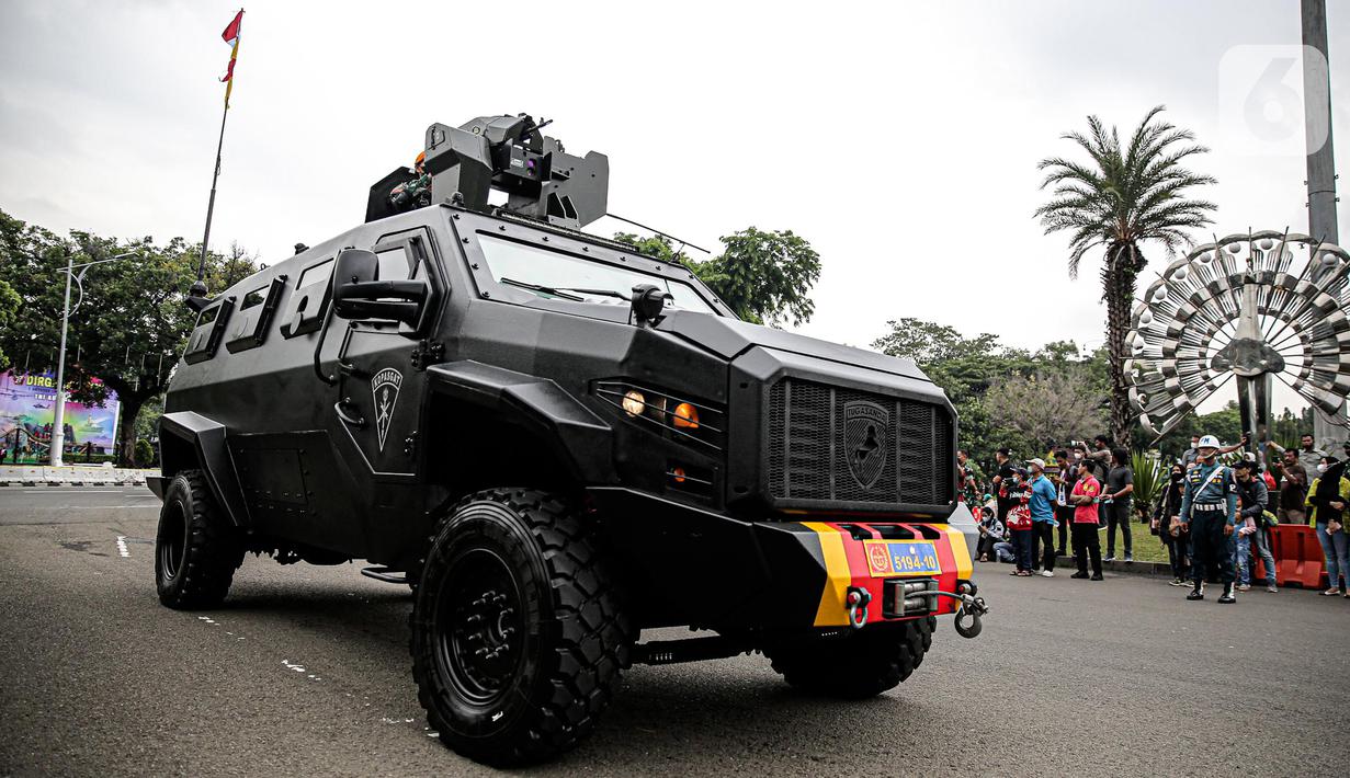 Pasukan TNI memamerkan alat utama sistem senjata (alutsista) di depan Istana Merdeka, Jakarta, Rabu (5/10/2022). Kegiatan yang diikuti oleh seluruh kesatuan jajaran TNI ini dalam rangka menyambut HUT ke-77 TNI. (Liputan6.com/Faizal Fanani)
