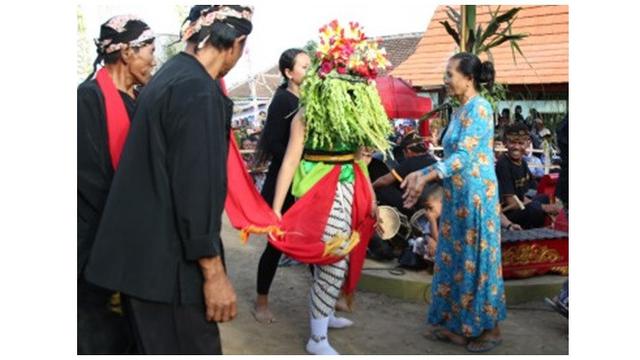 Gerakan penari seblang dari roh halus