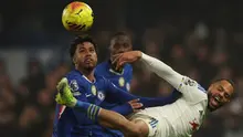 Gelandang Chelsea asal Brasil #17, Andrey Santos (kiri), berduel dengan striker Leeds United asal Jerman #14, Lukas Nmecha (kanan), selama pertandingan Liga Inggris antara Chelsea dan Leeds United di Stamford Bridge, London, pada 10 Februari 2026. (Adrian Dennis/AFP)