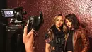 Dalam video yang diunggah di akun Instagramnya, Cinta pun memberikan caption yang menunjukan semangat membara dari Selena. "This girl is on fire. @coach x @selenagomez," tulis Cinta Laura, Kamis (14/9/2017). (Instagram/cintalaurakiehl)