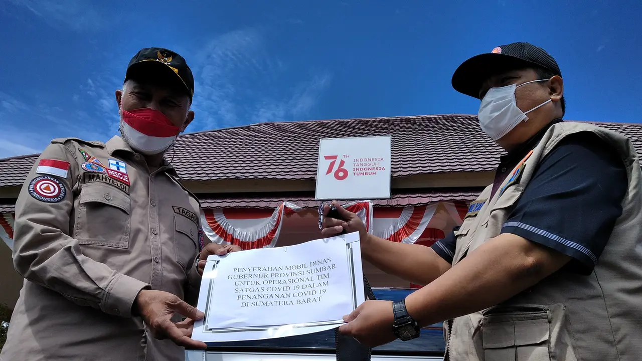 Gubernur Sumbar Mahyeldi serahkan mobil dinas ke Satgas Covid-19 provinsi setempat.