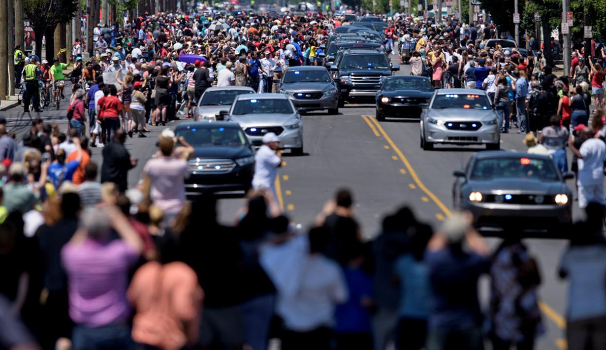Ribuan orang memenuhi jalanan yang akan dilewati iringan mobil jenazah Muhammad Ali menuju pemakaman Cave Hill di Louisville, Kentucky, AS, (10/6/2016). (AFP/Brendan Smialowski)