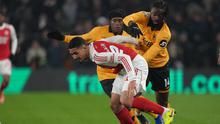 William Saliba berebut bola dengan Tolu Arokodare dalam laga Premier League antara Wolverhampton vs Arsenal di Molineux Stadium, 19 Februari 2026. (AP Photo/Dave Shopland)