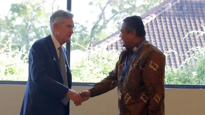 Gubernur BI Perry Warjiyo berdiskusi dengan Ketua Dewan Pengurus Bank Sentral AS (Chairman of the Federal Reserve), Jerome Powell, di sela-sela pertemuan tahunan IMF-Bank Dunia, di Bali (13/10/2018). (Ilyas/Liputan6.com)