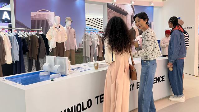Area inovasi teknologi UNIQLO yang interaktif serta instalasi yang atraktif