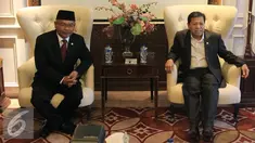 Ketua DPD Mohammad Saleh (kiri) dan Ketua Umum Partai Golkar Setya Novanto saat melakukan pertemuan di DPP Partai Golkar, Jakarta, Rabu (9/11). (Liputan6.com/Johan Tallo)