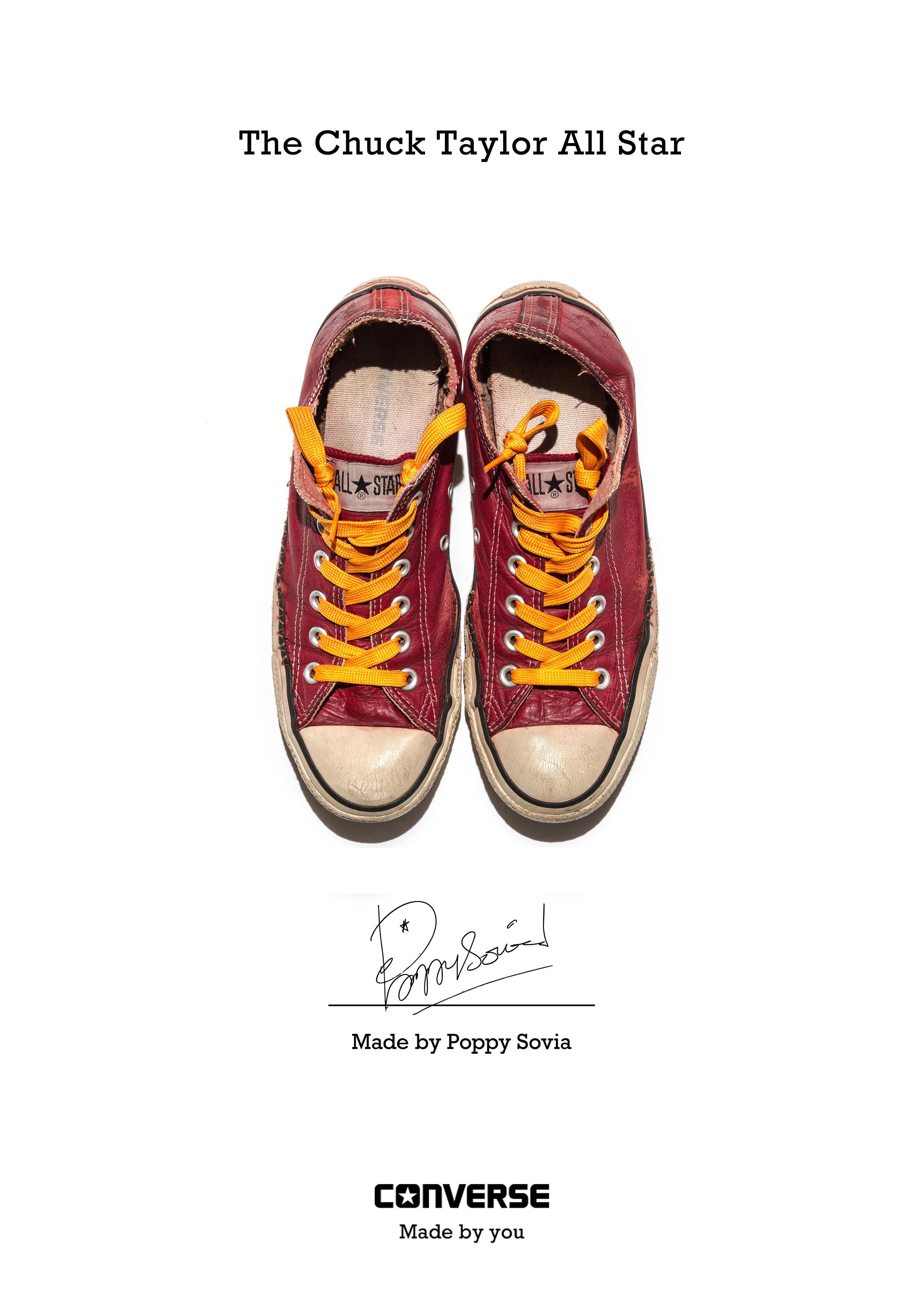  Sepatu  Sneakers  yang Kotor dan Robek Tidak Sepenuhnya 