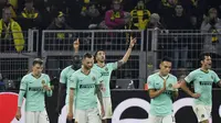 Gelandang Inter Milan, Matias Vecino (tengah) berselebrasi usai mencetak gol ke gawang Borussia Dortmund pada pertandingan lanjutan Grup F Liga Champions di Signal Iduna Park, Jerman (5/11/2019). Dortmund menang tipis 3-2 atas Inter Milan. (AP Photo/Martin Meissner)