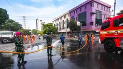 Hingga Minggu (31/8/2025), sejumlah petugas berseragam oranye bersama personel TNI mulai menyapu jalan dan mengumpulkan sampah yang berserakan. (merdeka.com/Arie Basuki)