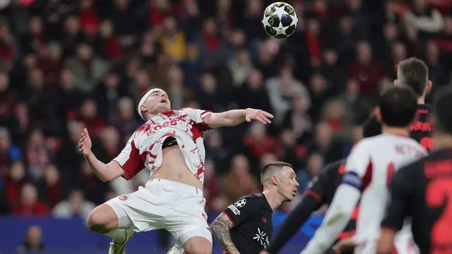 Pemain Olympiacos Lorenzo Pirola (kiri) berebut bola dengan pemain Bayer Leverkusen Alejandro Grimaldo