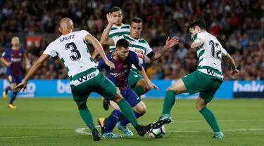 Penyerang Barcelona, Lionel Messi (tengah) berusaha melewati tiga pemain Eibar saat bertanding pada pertandingan La Liga Spanyol di stadion Camp Nou di Barcelona, Spanyol, (19/9). Barcelona menang telak 6-1 atas SD Eibar. (AFP Photo/Pau Barrena)