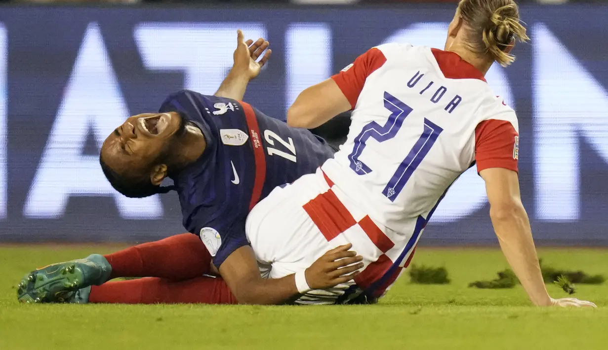 Bek Kroasia, Domagoj Vida saat melanggar penyerang Prancis, Christopher Nkunku dalam pertandingan UEFA Nations League di stadion Poljud, di Split, Kroasia, Selasa (7/6/2022). Prancis bermain imbang dengan Kroasia 1-1. (AP Photo/Darko Bandic)