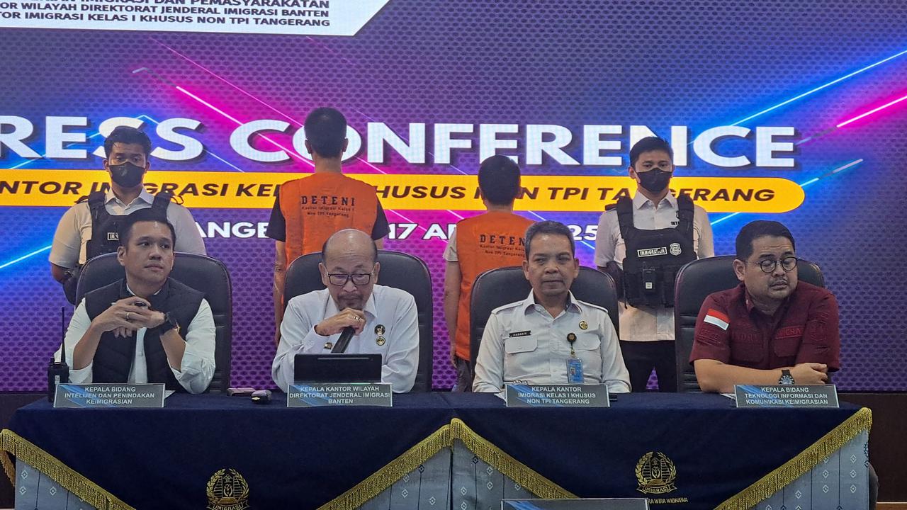 Dua Warga Negara (WN) China berinisial XZ dan ZJ diamankan oleh petugas Kantor Imigrasi Kelas I Khusus Non TPI Tangerang.