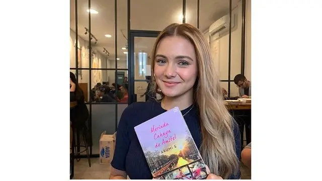 Amanda Rawles pertama kali mengubah warna rambutnya menjadi pirang.