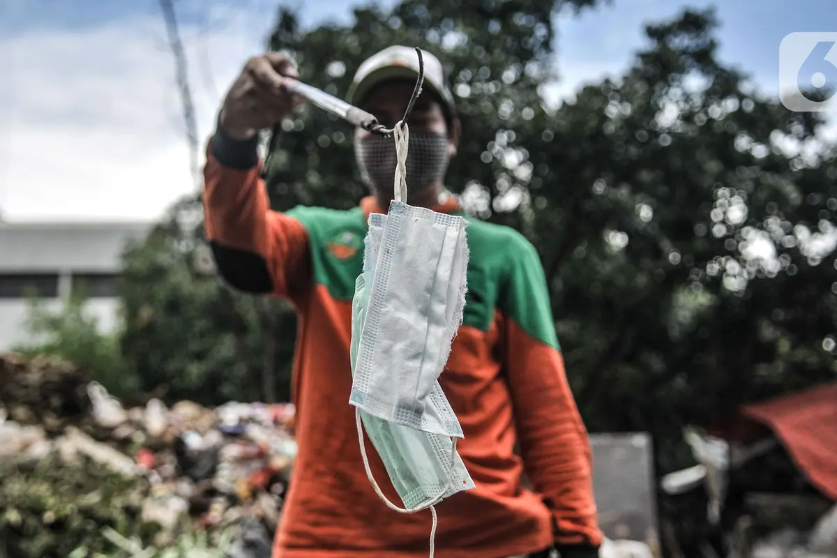 Petugas DLH DKI Jakarta Pilah Limbah Masker Rumah Tangga