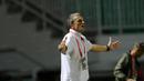 Pelatih Arema Cronus, Milomir Seslija saat memberikan arahan kepada timnya ketika melawan PS TNI pada laga Torabika SC 2016 di Stadion Pakansari, Bogor, (31/7/2016).  (Bola.com/Nicklas Hanoatubun)