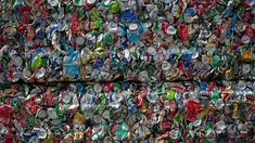 Foto menunjukkan tumpukan kaleng aluminium di Pabrik Daur Ulang di kota Corfu pada tanggal 15 Oktober 2025. (Angelos TZORTZINIS/AFP)