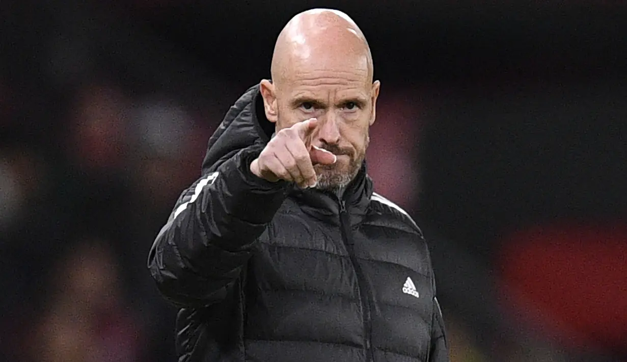 <p>Kedatangan Erik ten Hag sebagai pelatih di Manchester United berhasil membawa Setan Merah bangkit dari keterpurukan pada beberapa musim terakhir. Langkah-langkah pelatih berkebangsaan Belanda tersebut dinilai tepat dan mujarab. Pasalnya, Ten Hag berhasil mendongrak performa MU yang saat artikel ini dibuat (19/01/2023) berhasil menempati urutan ketiga dengan raihan poin yang sama dengan Manchester City yang berada di atasnya, yaitu 39 poin. Berikut ini daftar sentuhan mujarab Erik ten Hag yang bikin MU kembali bangkit di Liga Inggris. (AFP/Oli Scarff)</p>