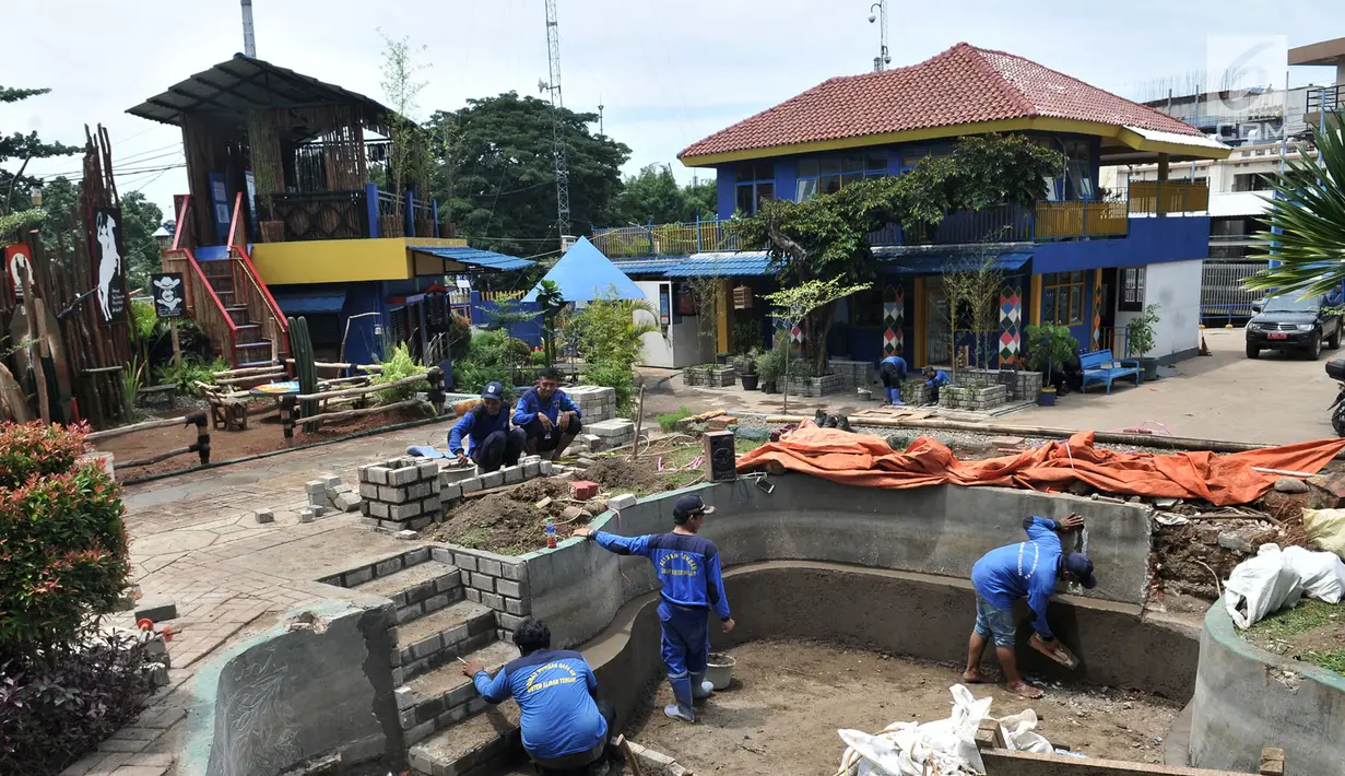 Petugas dari Dinas Sumber Daya Air (SDA) Bidang Aliran Tengah saat menyelesaikan pembangunan Taman Robika di Pintu Air Manggarai, Jakarta, Kamis (14/3). (merdeka.com/Iqbal S. Nugroho)