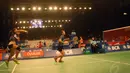 Greysia Polii/Nitya Krishinda mengembalikan kok ke arah ganda Singapura, Fu Mingtian/Yu Yan Vanessa Neo, Jakarta, Rabu (18/6/14). (Liputan6.com/Miftahul Hayat)