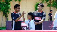 Evan Dimas bersama Ahmad Bustomi jadi pelatih dalam sebuah sesi coaching clinic. (Bola.com/Aditya Wany)