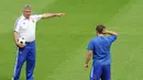 Hiddink disebut-sebut dipilih langsung pemilik Chelsea, Roman Abramovich, dan Direktur Tekhnik, Michael Emenalo, sesaat setelah memecat Mourinho. (AFP/Natalia Kolesnikova)