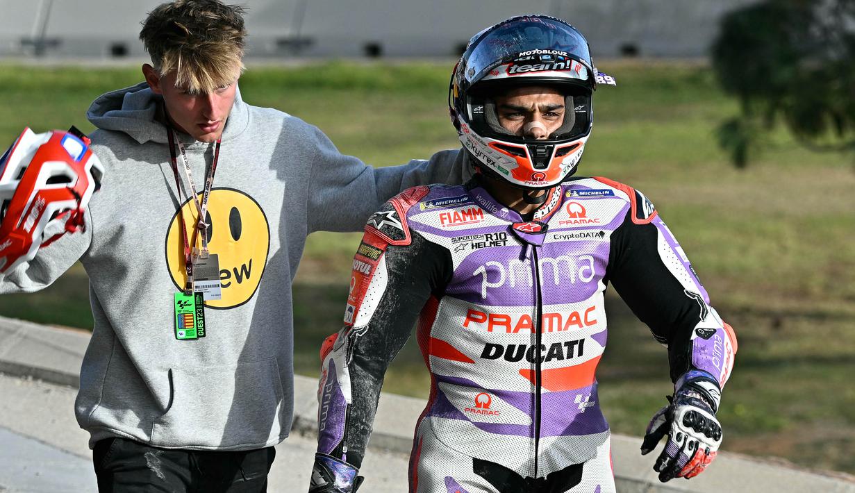 Pembalap Pramac Racing, Jorge Martin (kanan), meninggalkan trek balapan setelah bersenggolan dengan pembalap Repsol Honda, Marc Marquez dalam MotoGP Valencia yang berlangsung di Sirkuit Ricardo Tormo, Valencia, Spanyol Minggu (26/11/2023). (AFP/Javier Soriano)