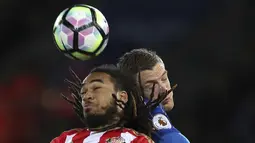 Ekspresi pemain Sunderland, Jason Denayer (kiri) saat berduel dengan pemain Leicester City, Jamie Vardy ipada lanjutan Premier League di King Power Stadium, Leicester, Selasa (4/4/ 2017) Waktu setempat. Leicester menang 2-0. (Mike Egerton/PA via AP)