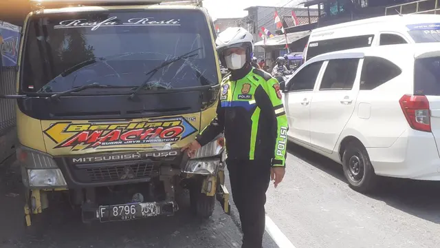 Truk tabrak angkot jurusan Cibadak-Cicurug Kabupaten Sukabumi, penumpang alami luka-luka (Liputan6.com/Istimewa).