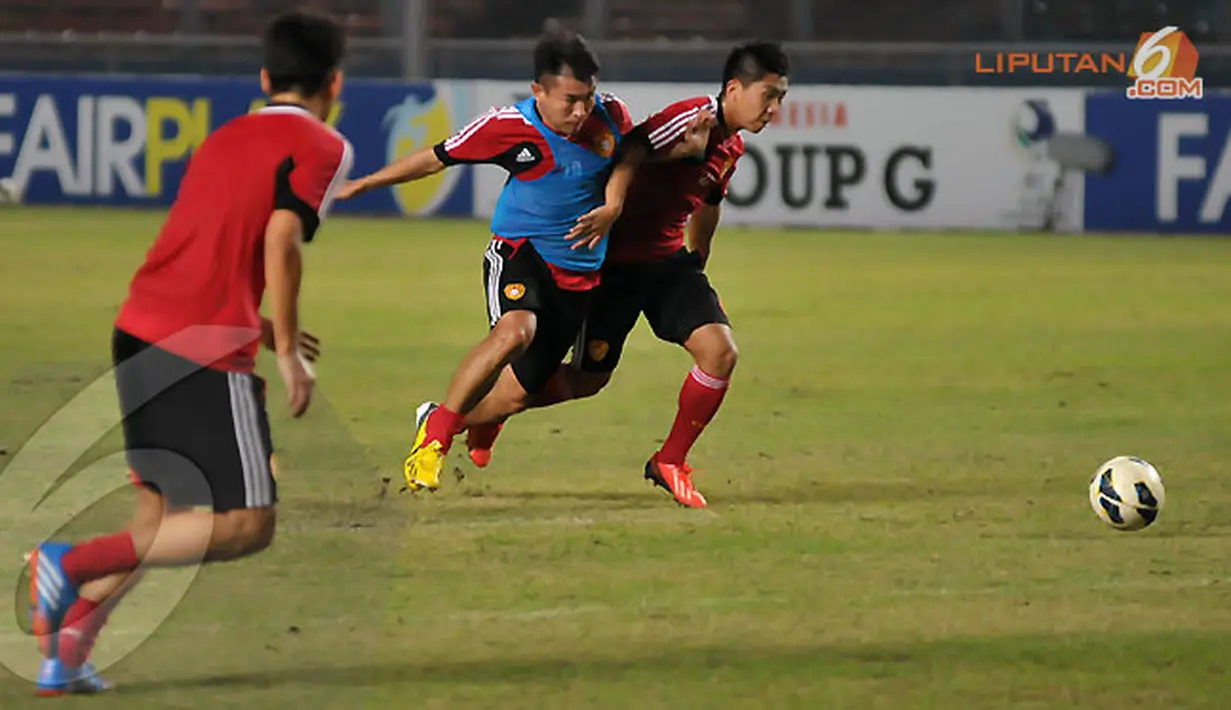 Dua pemain Timnas Cina terlihat berebut bola dalam sesi latihan jelang laga melawan Indonesia (Liputan6.com/ Helmi Fithriansyah)