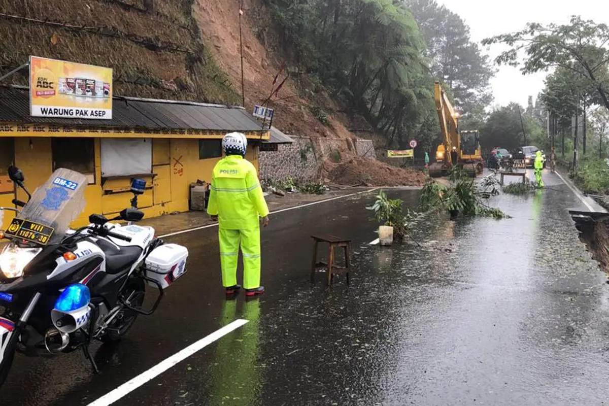 Longsor Puncak, Dua Orang Tewas, Empat Masih Belum Ditemukan