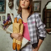 Tampil memikat bergaya Parisian chic dengan outfit kolaborasi Minimal dan Emily in Paris.