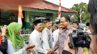 Gubernur DKI Jakarta Anies Baswedan Saat meninjau Program Pemberian Makanan Tambahan Anak Sekolah (PMT-AS). (Foto: Yopi Makdori/Liputan6.com)