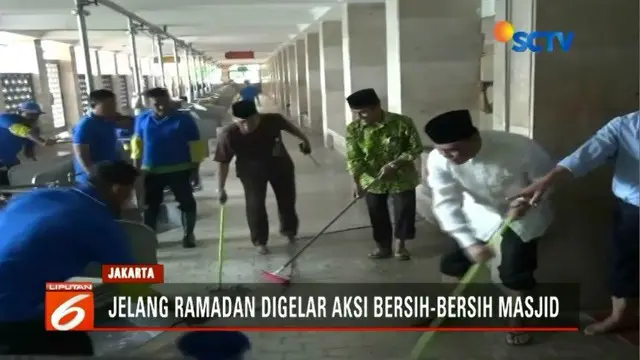 Puluhan orang bersihkan Masjid Istiqlal, Jakarta Pusat, sebelum bulan Ramadan datang.