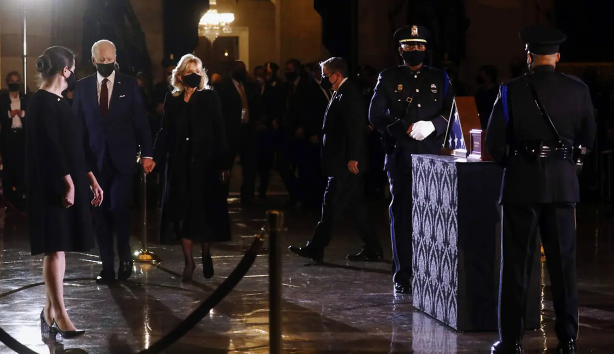 Presiden AS Joe Biden dan Ibu Negara Jill Biden tiba untuk memberi penghormatan kepada polisi yang tewas dalam kerusuhan Capitol Hill Brian Sicknick di tengah Capitol Rotunda, Washington, Selasa (2/2/2021). Abu jenazah Brian Sicknick dihadirkan dalam upacara ini. (Leah Millis/Pool via AP)