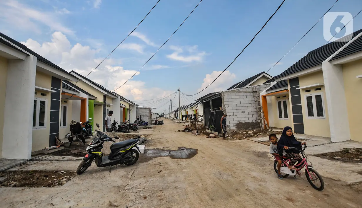 Aktivitas warga di perumahan subsidi kawasan Klapanunggal, Kabupaten Bogor, Jawa Barat, Rabu (16/6/2021). Kementerian Pekerjaan Umum dan Perumahan Rakyat (PUPR) menargetkan 380.376 unit bantuan pembiayaan perumahan subsidi pada Tahun Anggaran 2021. (merdeka.com/Iqbal S. Nugroho)