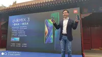 CEO Xiaomi, Lei Jun, mengumumkan smartphone terbaru Mi Mix 3 (Foto: akun Twitter Global VP Xiaomi, Manu Kumar Jain)