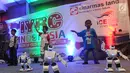 Anak-anak menari bersama robot Aelos saat kegiatan Indonesian Youth Robot Competititon  di ICE, BSD, Tangerang Selatan (22/4). Acara ini diselenggarakan oleh Sinar Mas Land, International Youth Robot Association dan Kemendiknas. (Merdeka.com/Arie Basuki)