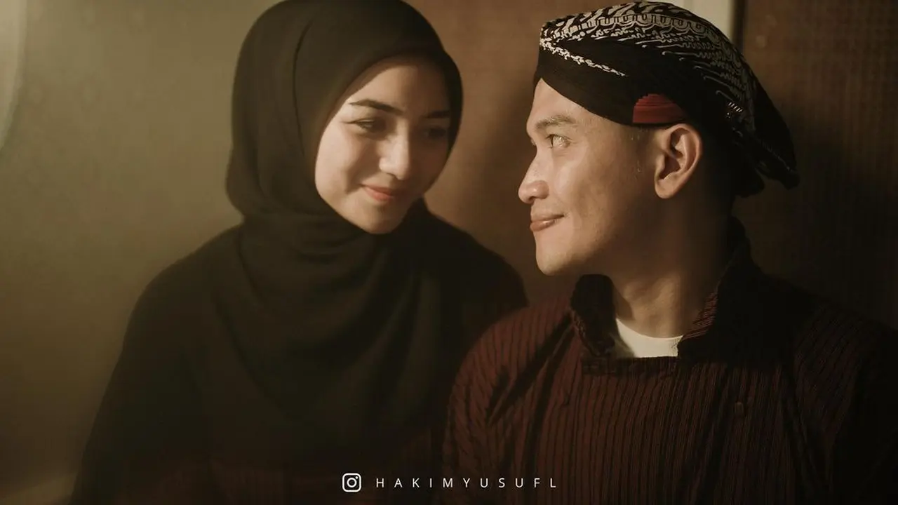 6 Gaya Citra Kirana dan Rezky Aditya di Pemotretan Wedding Anniversary, Kental Nuansa Adat Jawa